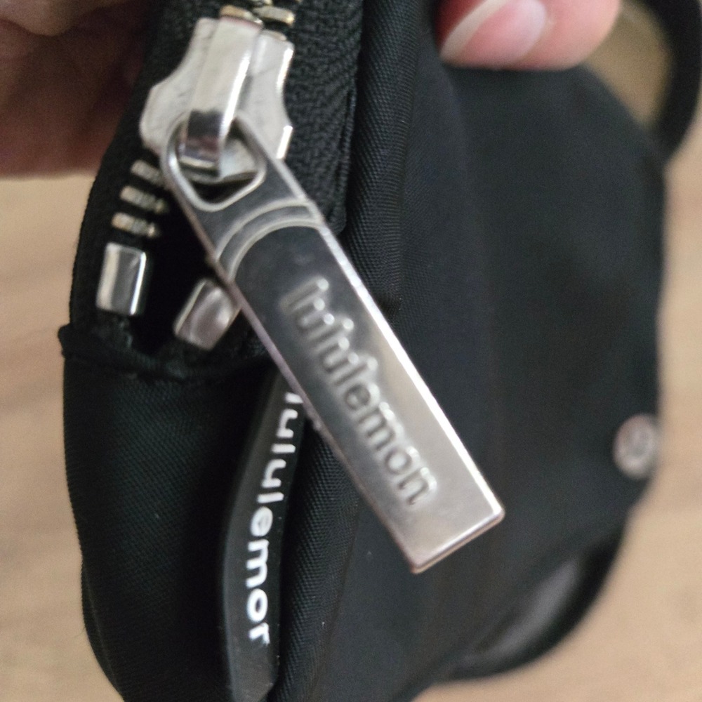Lululemon Everywhere Belt Bag Womens OS Black White Striped Strap Crossbody 1L - Picture 6 of 10
